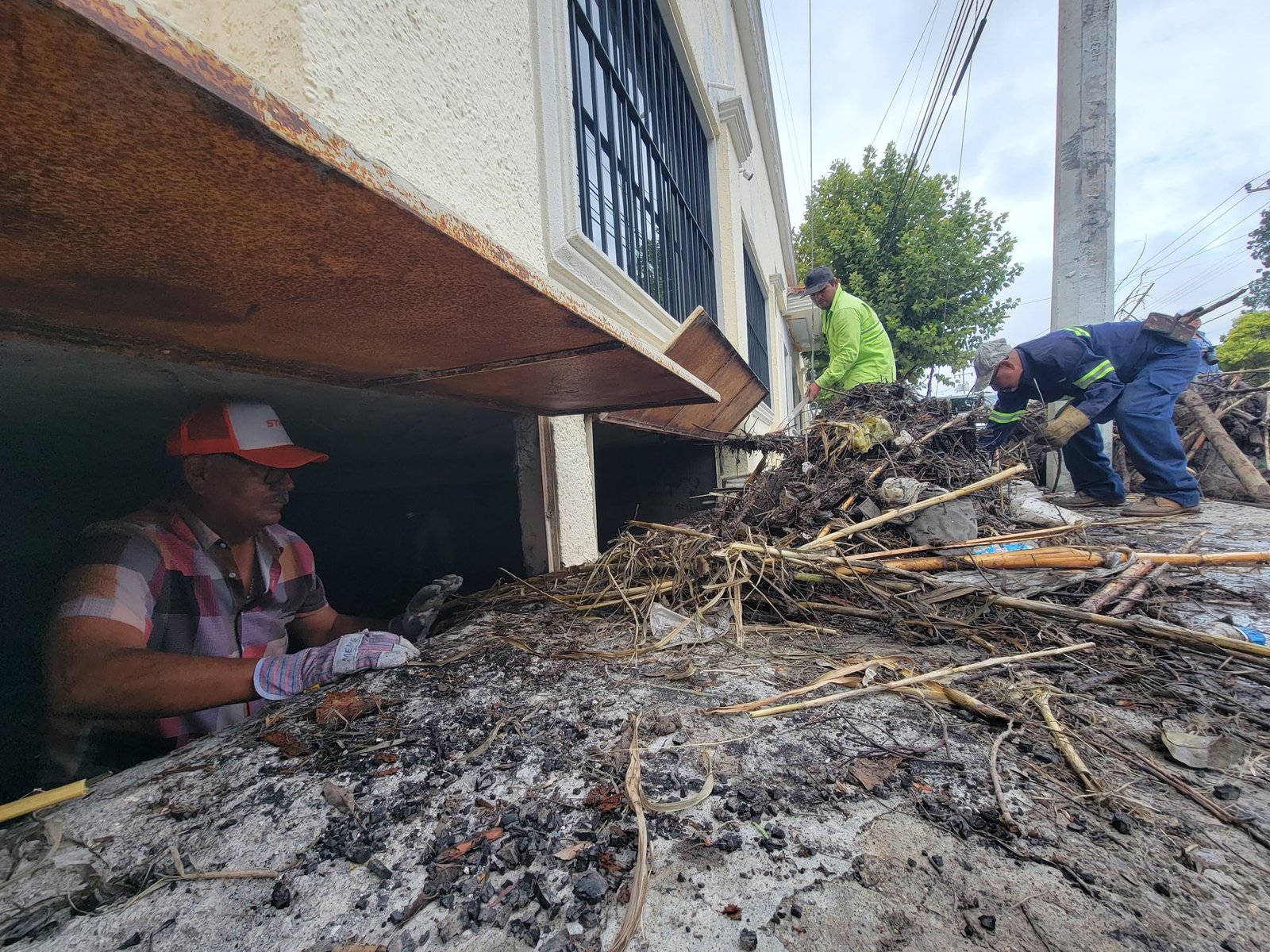 Retiran basura y escombro de arroyos en Saltillo · Fotografía 2