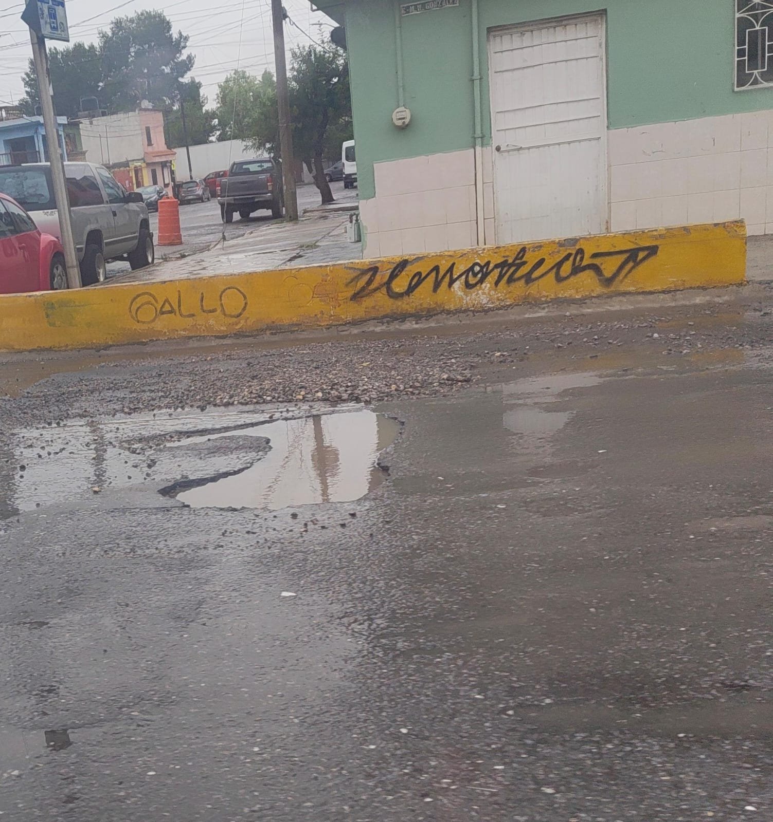 Hasta con llantas y escombro advierten baches en Saltillo · Fotografía 3