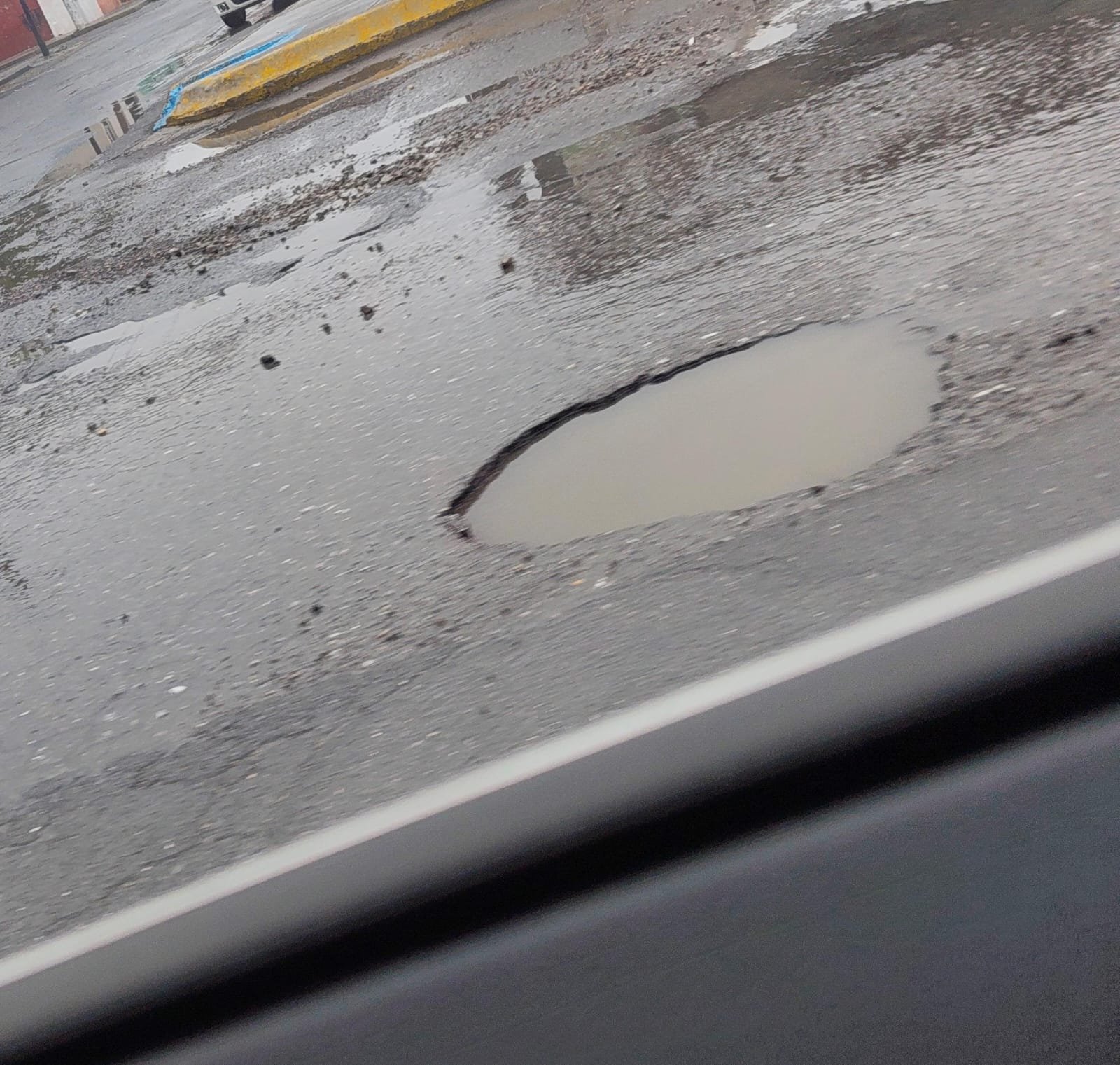 Hasta con llantas y escombro advierten baches en Saltillo · Fotografía 4