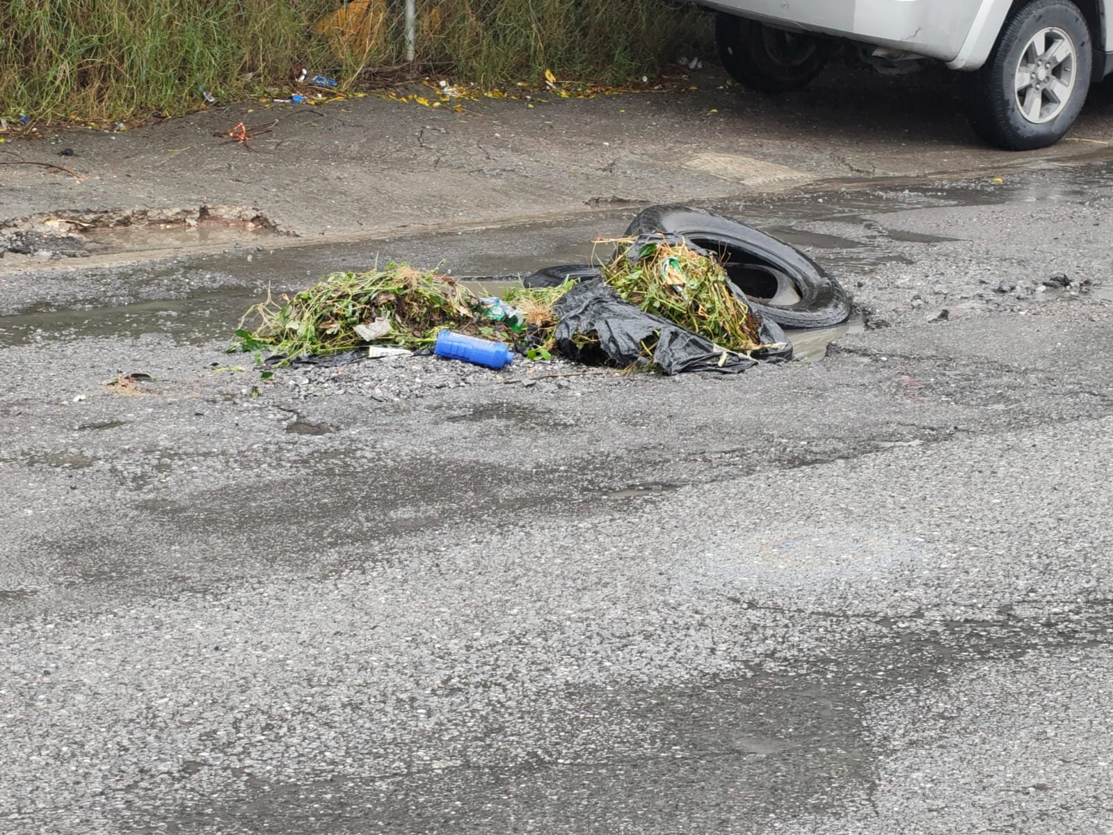 Hasta con llantas y escombro advierten baches en Saltillo · Fotografía 1