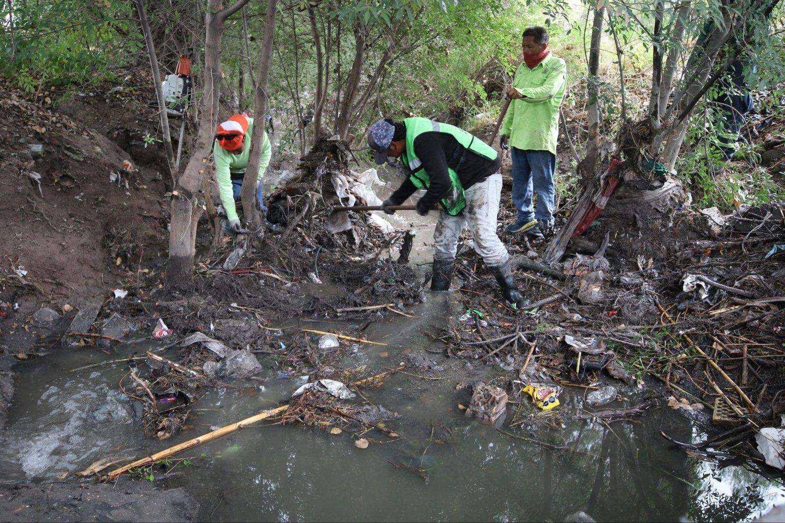 Retiran basura y escombro de arroyos en Saltillo