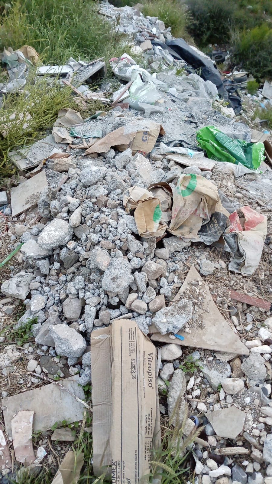Detiene Policía Ambiental a hombre por tirar basura y escombro en Puerta de Oriente