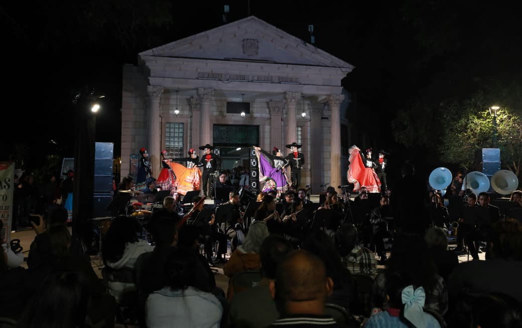 Disfrutan saltillenses “La luz de los olvidados, cántale y báilale a la muerte”
