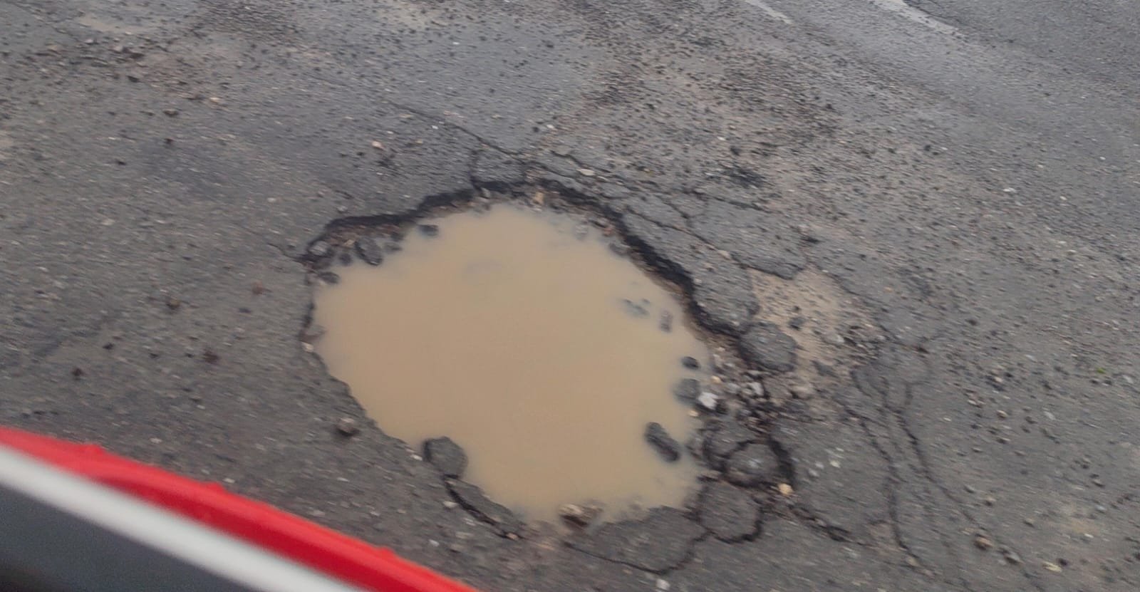 Hasta con llantas y escombro advierten baches en Saltillo · Fotografía 2