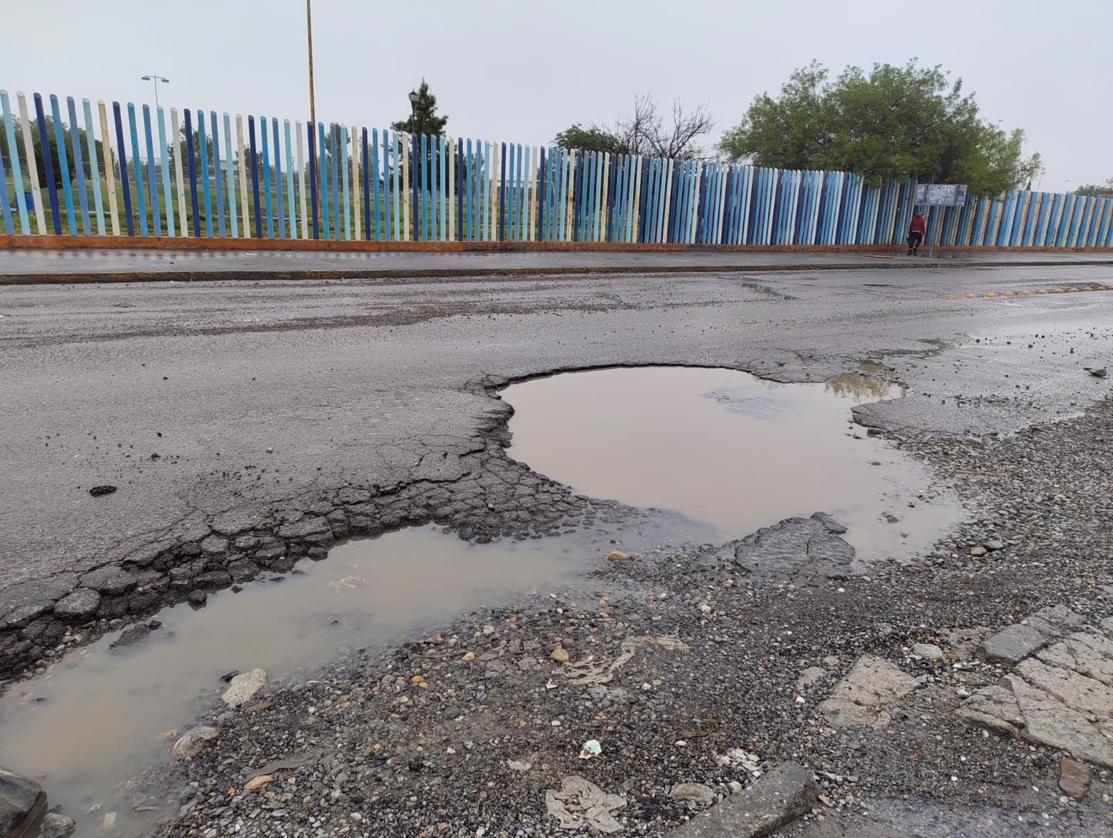 Hasta con llantas y escombro advierten baches en Saltillo · Fotografía 5